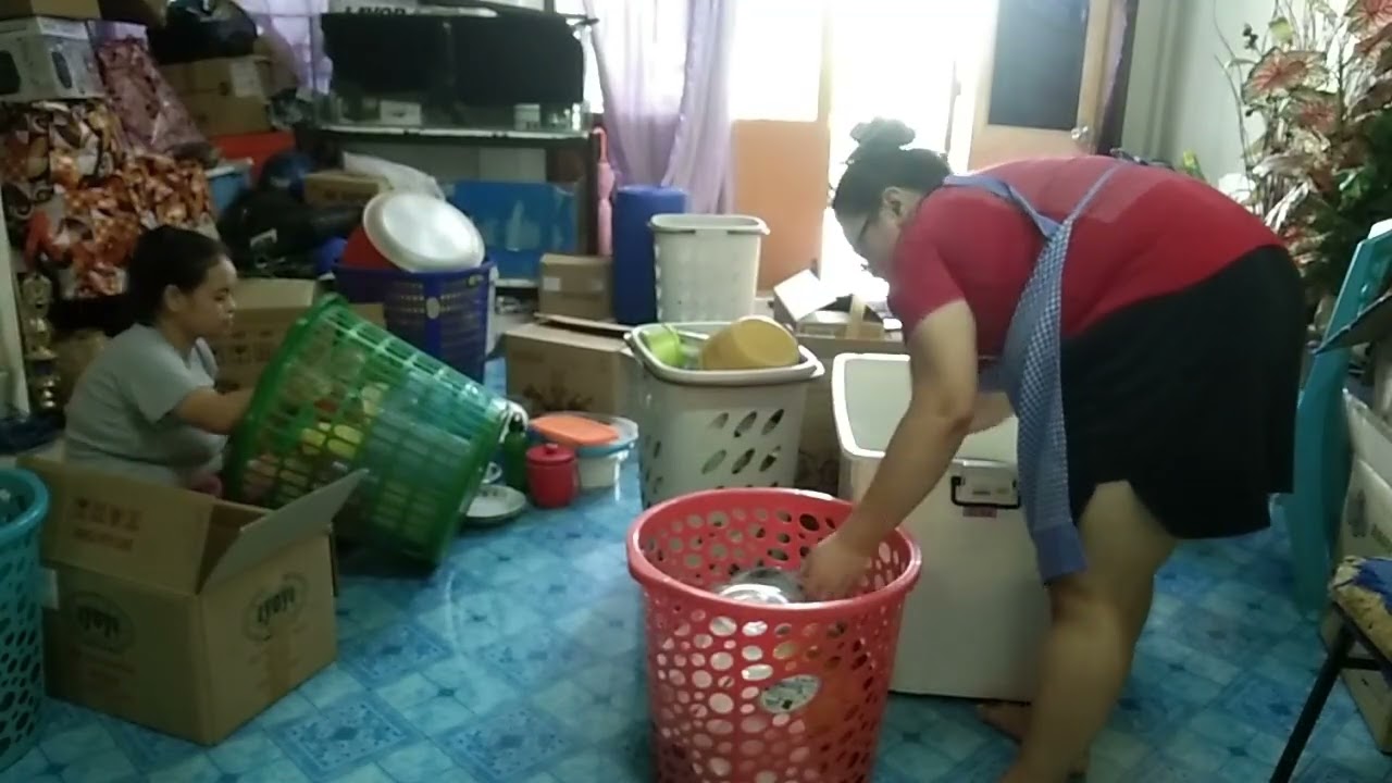 Misi mengemas barang dibawa Dari rumah untuk disimpan dalam kotak//baru separuh dah siap kemas