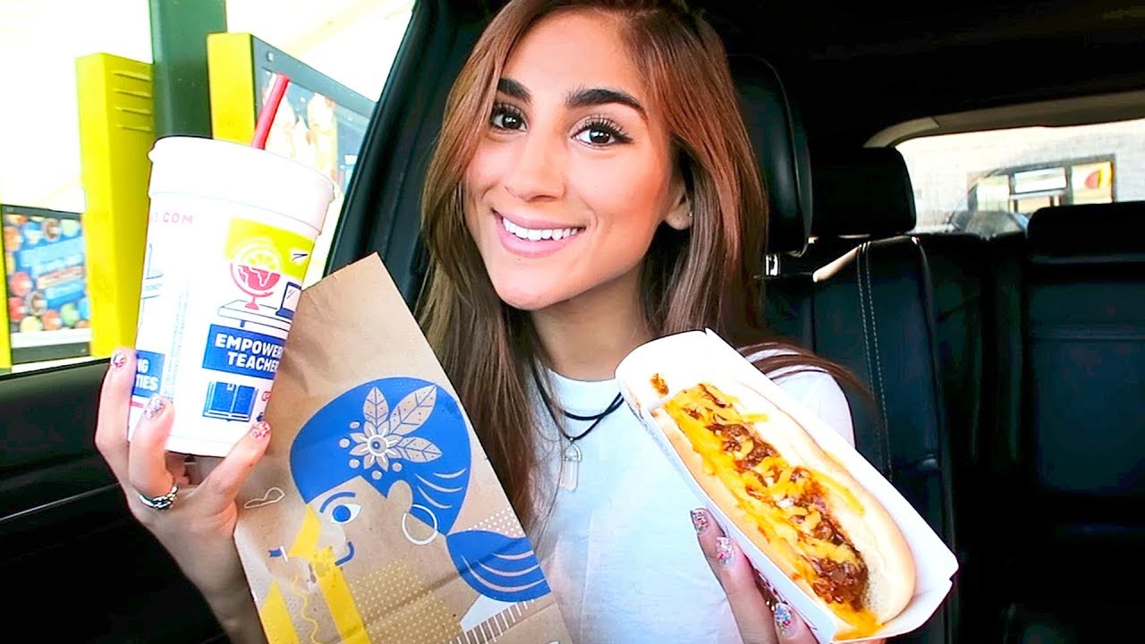 MY FIRST TIME TRYING SONIC!! FOOD ADVENTURES!! (Super Cheesy Chili Cheese Dog)