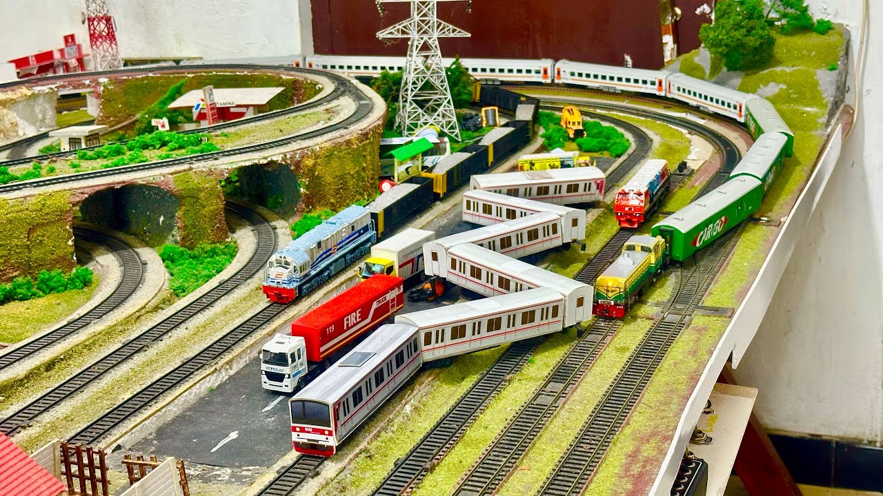 Kereta api Motis selatan BB300 & KA Babaranjang anjloo menabrak KRL Commuterline yg terpalang di rel