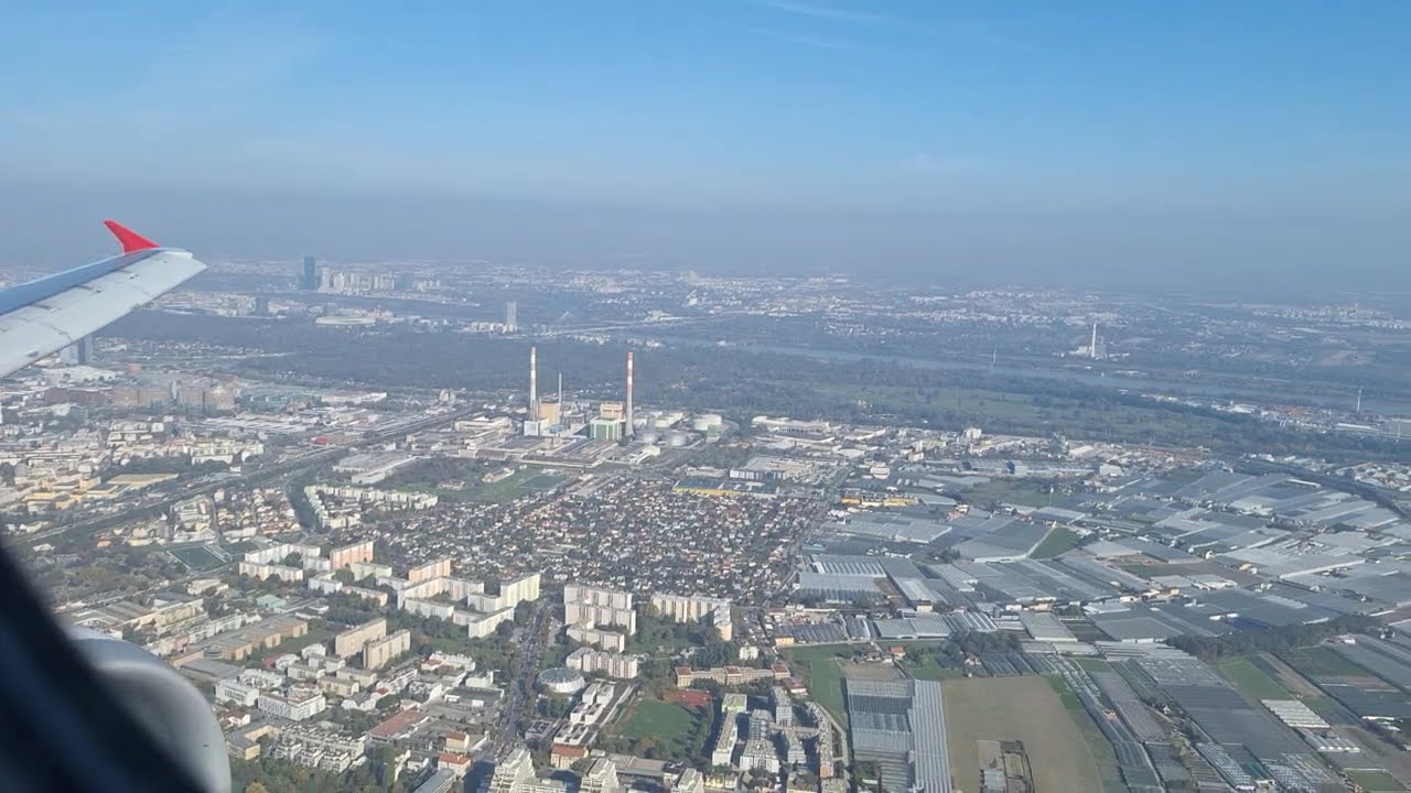 Austrian Airlines Airbus 321 landing in Vienna