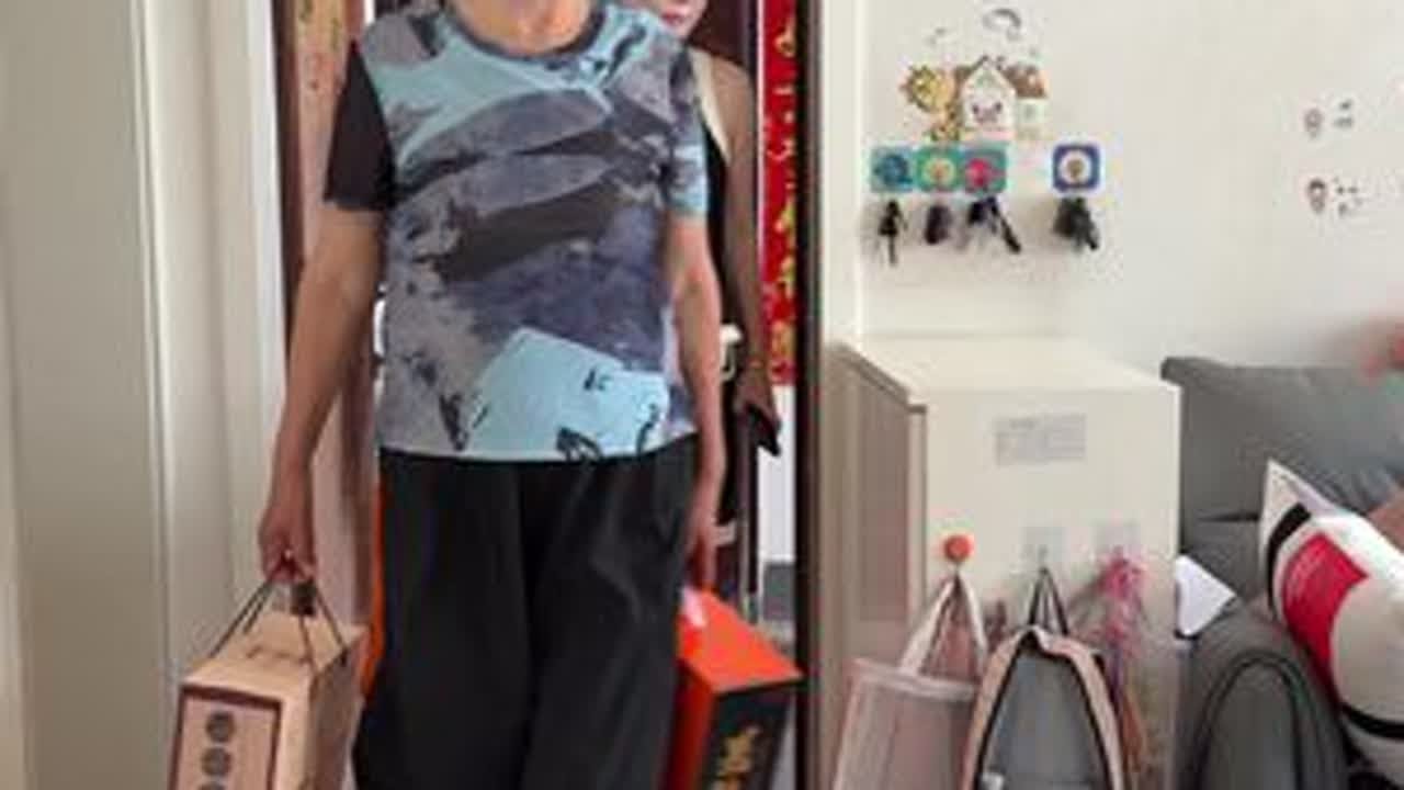 回老家看父母，爸爸很生气的要赶我走，又发现有个陌生的人说是我的助理，一直给家里送钱和东西，可是我看了监控发现不认识他！#家庭日常