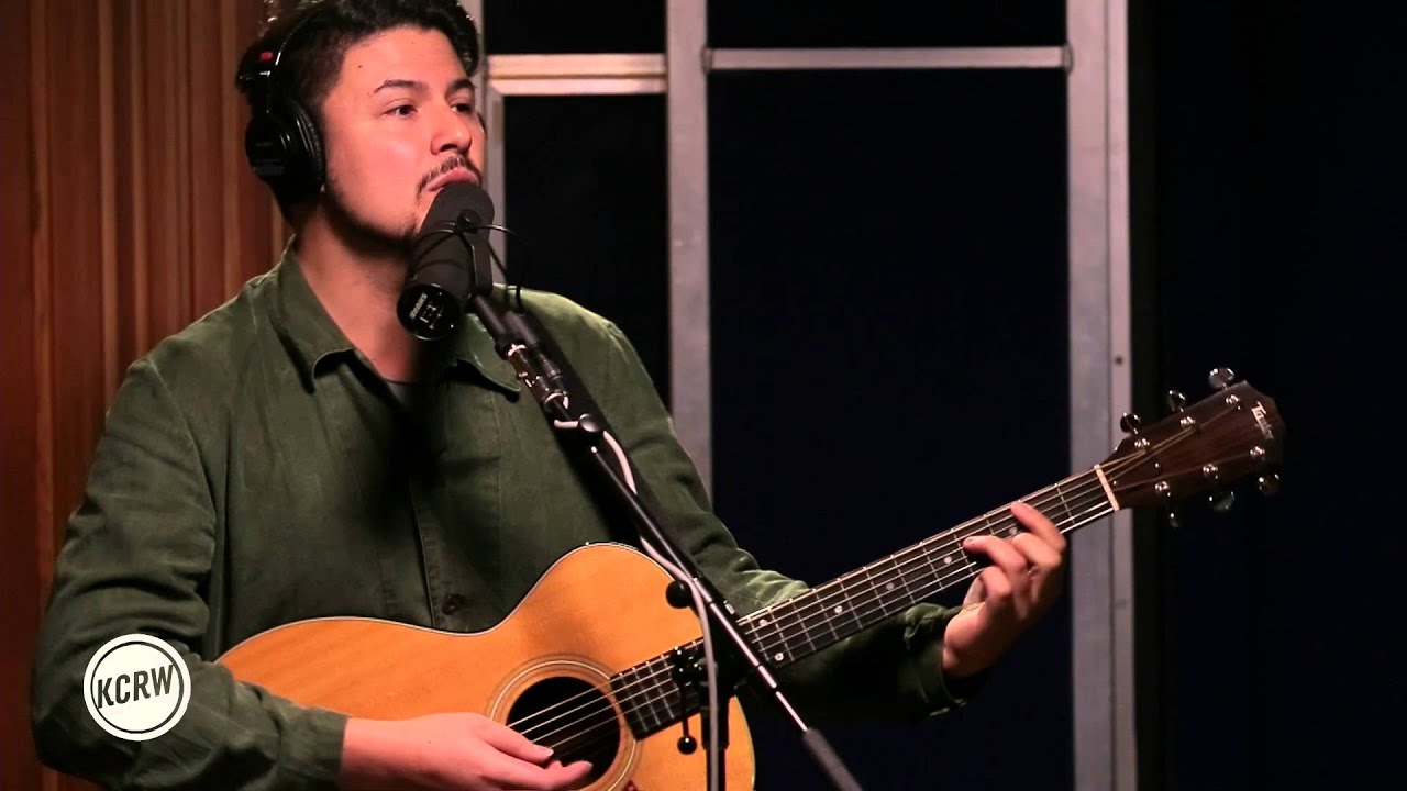 Jamie Woon performing 