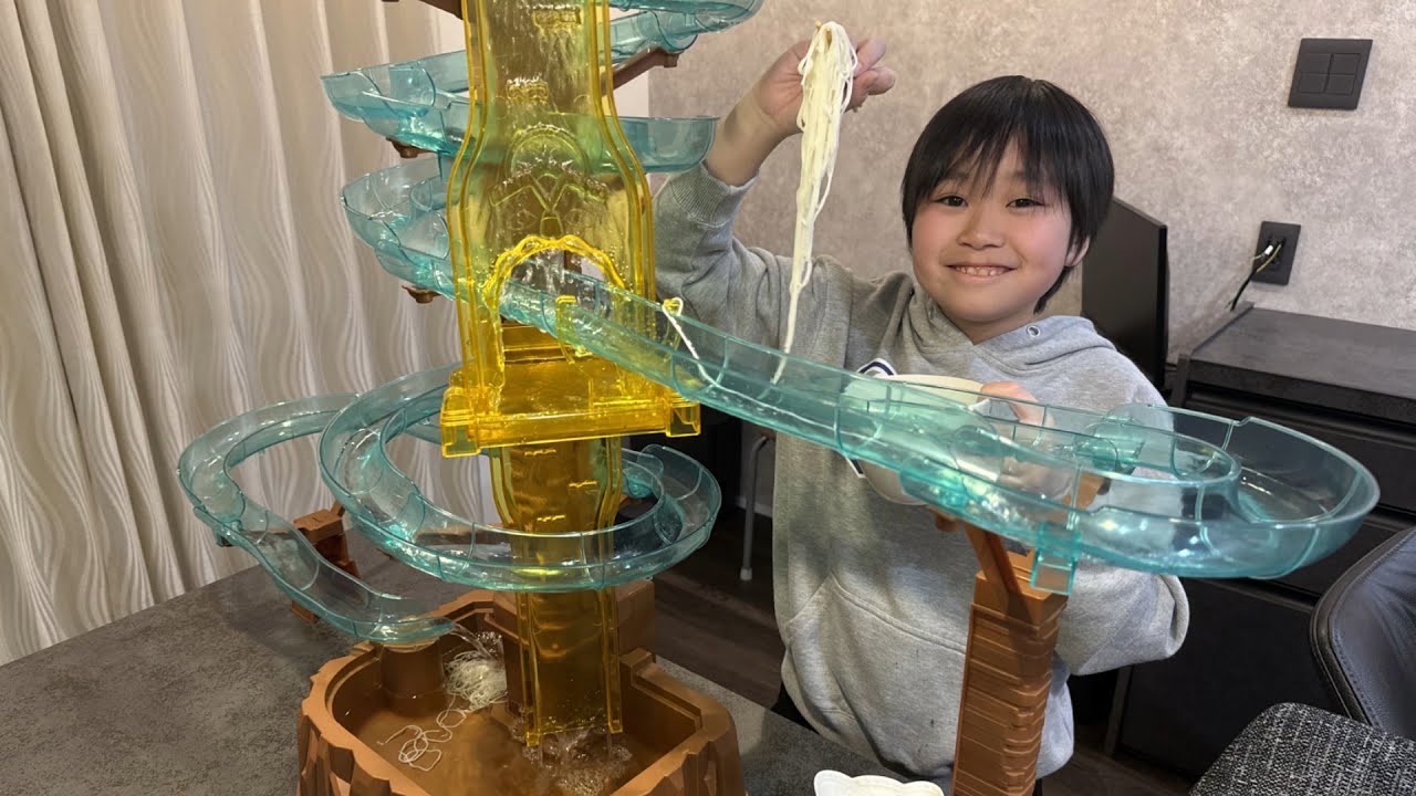 レオくんが超巨大流しそうめんスライダーを組み立ててみた！ トイキッズ