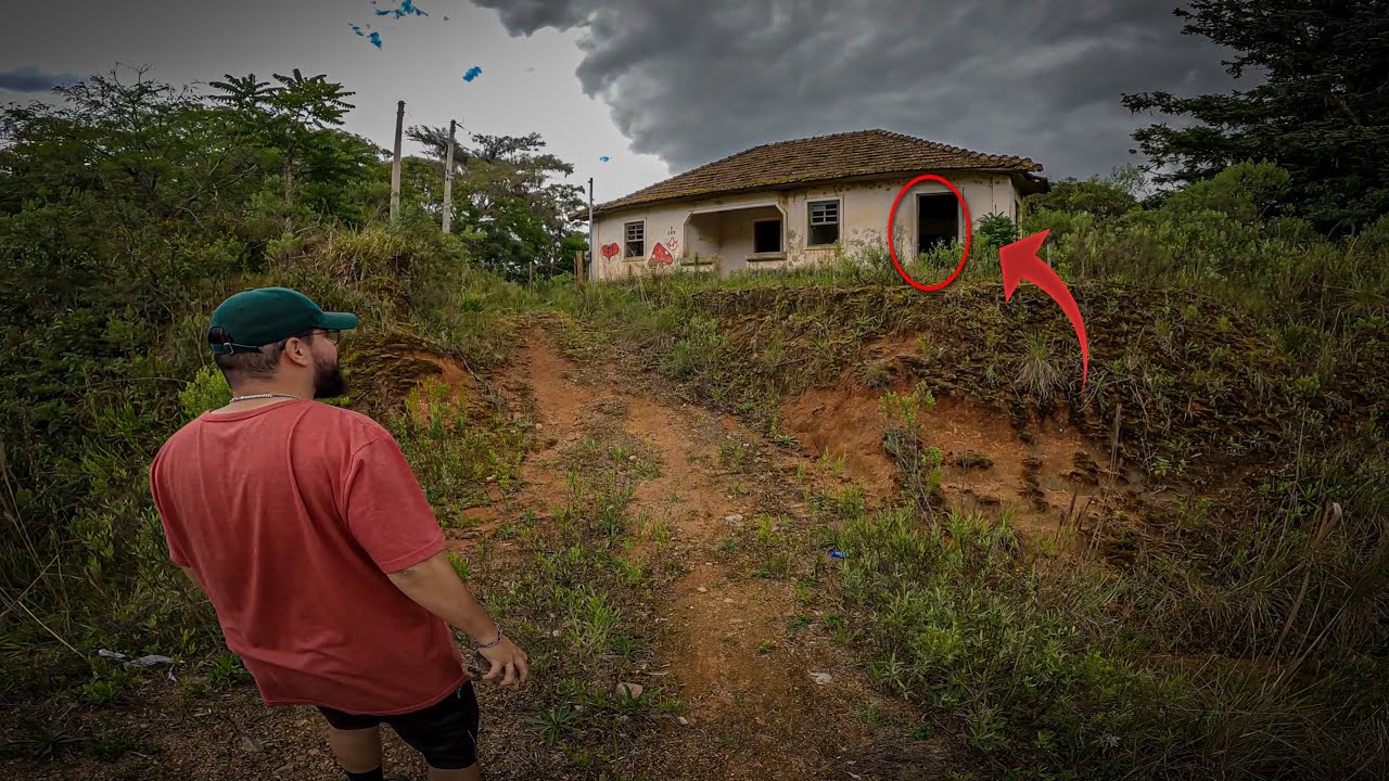 UMA MULHER ASSUSTADORA FOI AVISTADA NESSA CASA MISTERIOSA. É DE ARREPIAR…