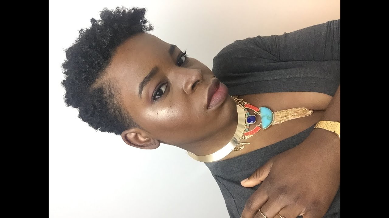 Féminine avec les cheveux court crépus