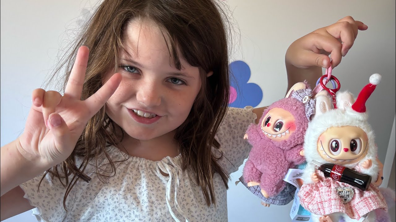 It’s New Year’s Day! Introducing Moo Bear, plus her Labubu’s, check out her room too! 