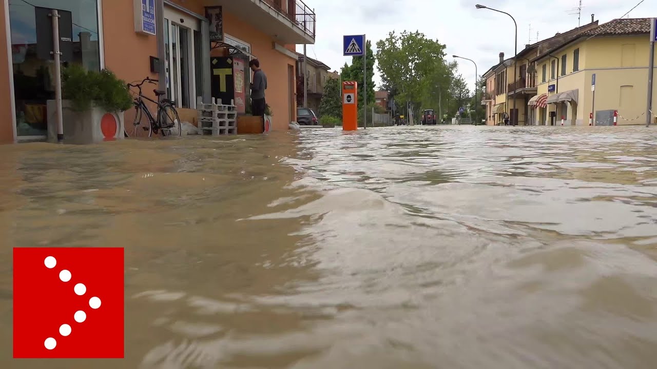 Alluvione a Villafranca di Forlì: il centro abitato invaso dall'acqua del Montone