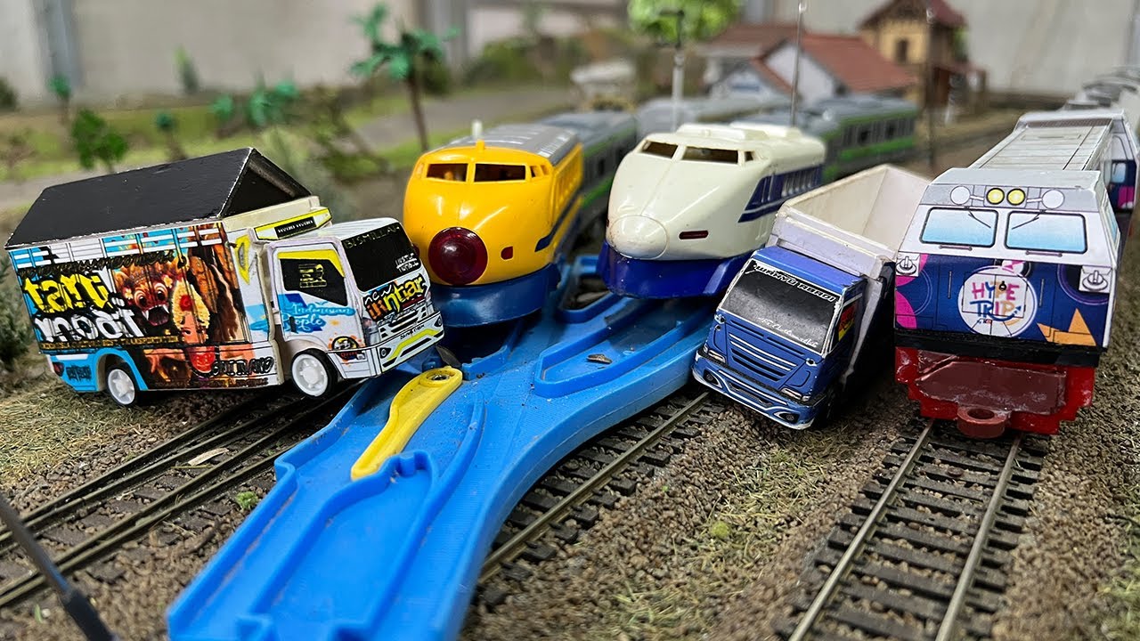 Merakit Kereta Api CC206 dan Kereta Cepat Jepang Anjlok dari Rel Bersilang Menabrak Truk Oleng KDM