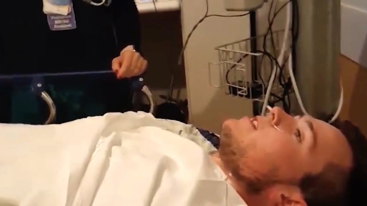 Un père filme son fils anesthésié. Quand l'infirmière arrive, il se met dans une situation gênante