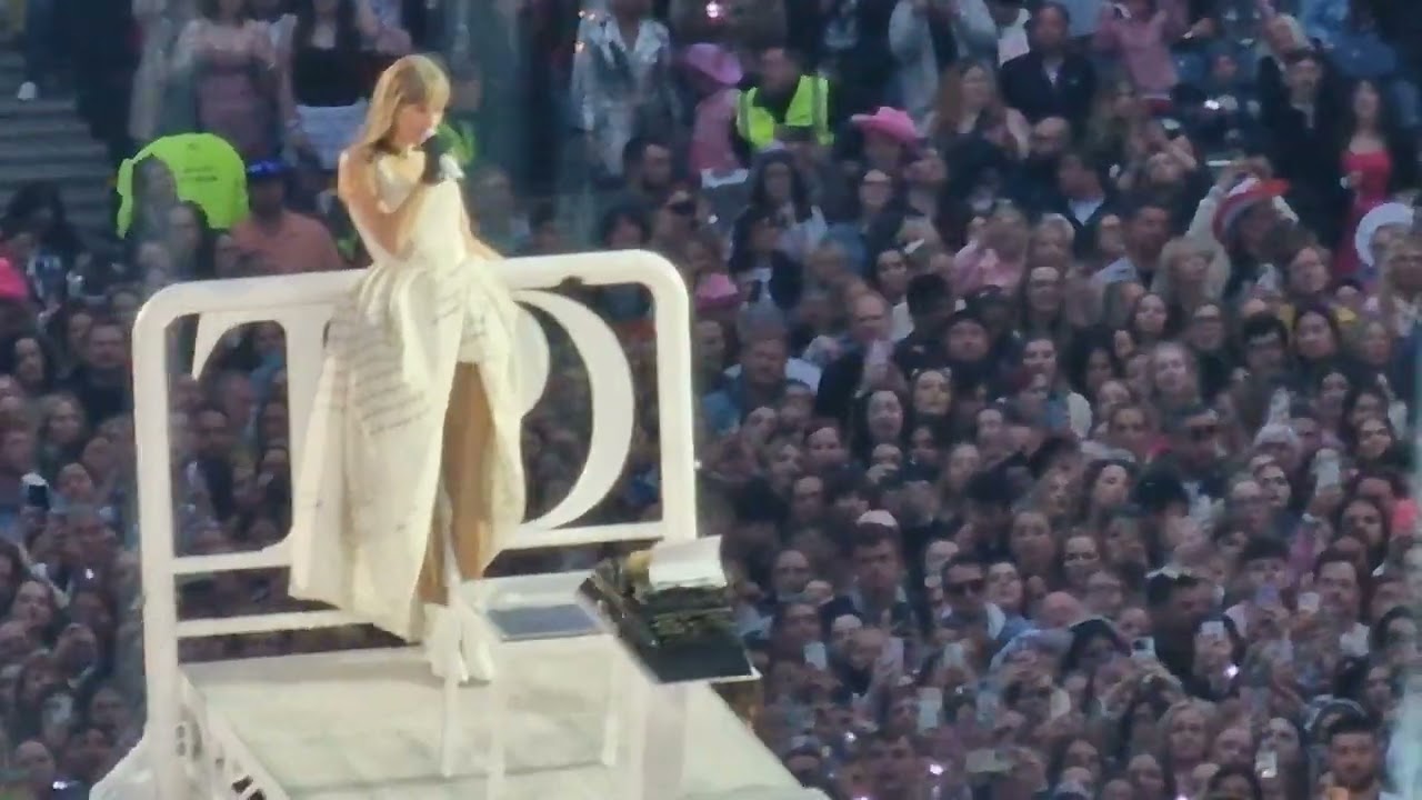Taylor Swift - Fortnight (live at Era's Tour Edinburgh N3 9/6/24)