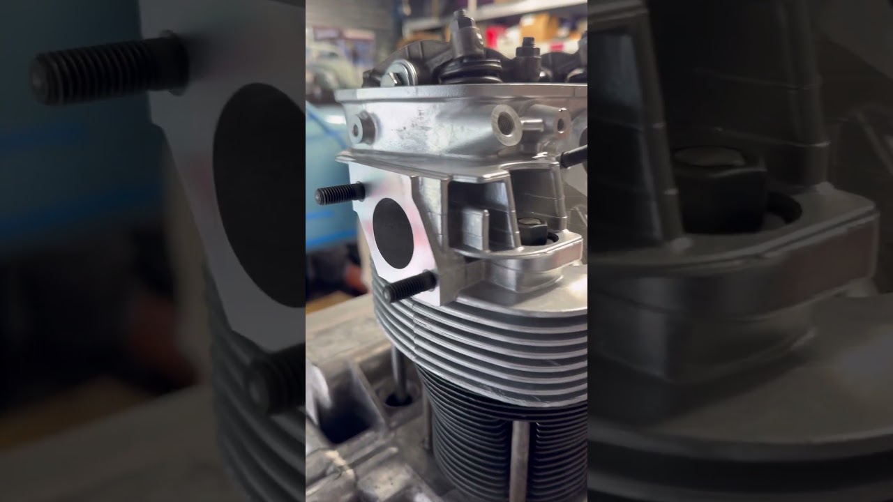 Двигатель VW 1600cc с воздушным охлаждением собирается воедино для создания &laquo;жука&raquo; #автомобили #в...