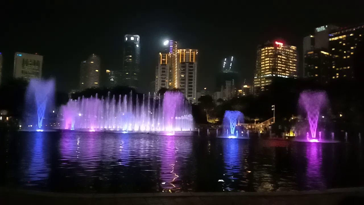 KLCC Lake Symphony Water Fountain Light Show with music (Negaraku by Faizal Tahir)