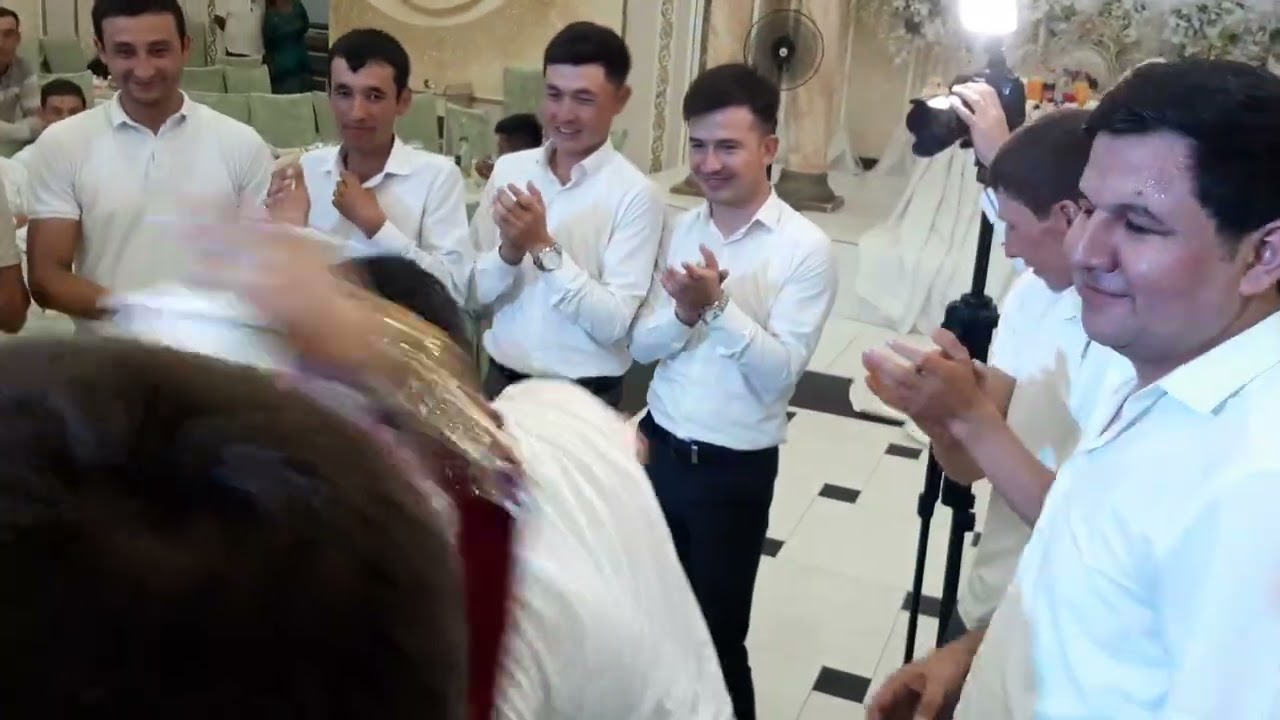 RAQQOSANI O'YNI KO'RIB YIGITLAR SHO'QDA