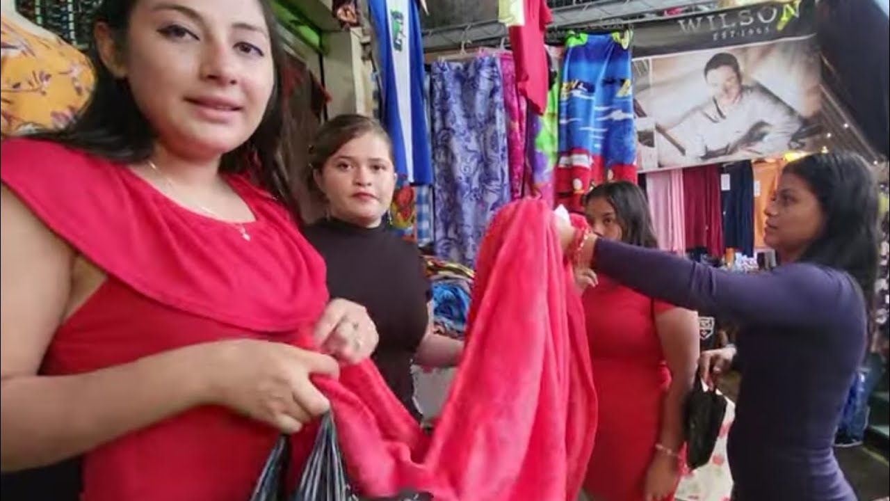 Las chicas 🥰 comprandole una cobija a Don Santos gracias a un suscriptor /El Buen Salvadoreño