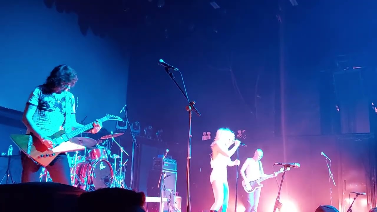 Amyl and The Sniffers - Guided By Angels (live in Athens)