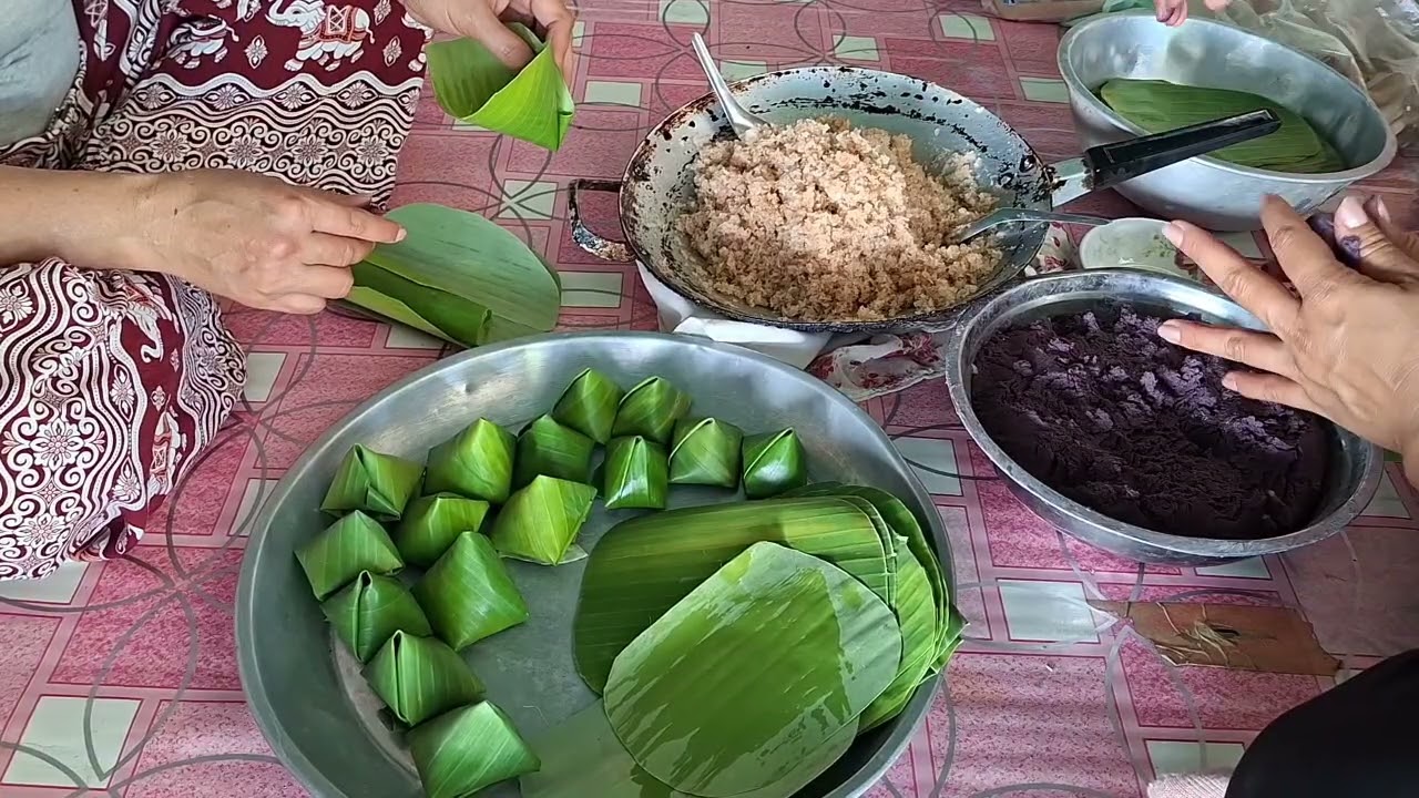 เตรียมห่อขนมหมกไปทำบุญ#ฝากกดติดตามด้วยนะค่ะ 