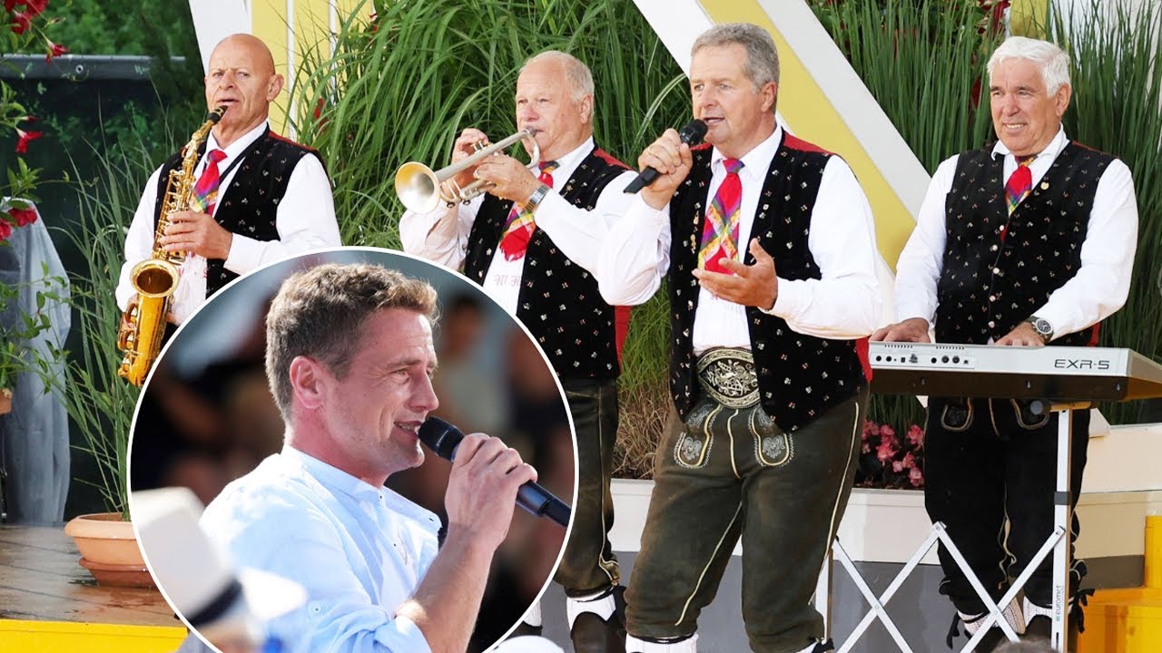 Kurz vor Ende des Spatzenfests ergreift ein Kollege von Norbert Rier das Mikro