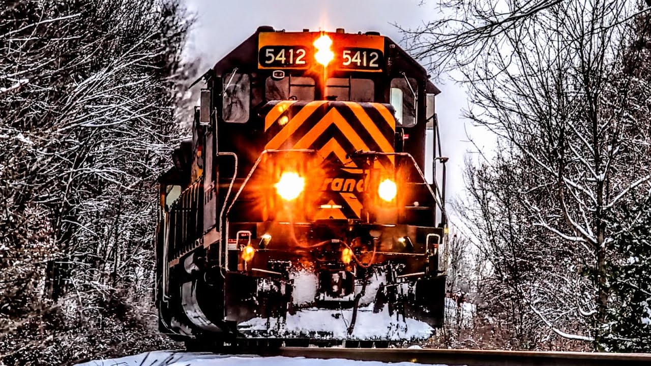 Snowy Grande! A quick catch of 5412 leading 222 in the snow at JB curve - 12/2/25