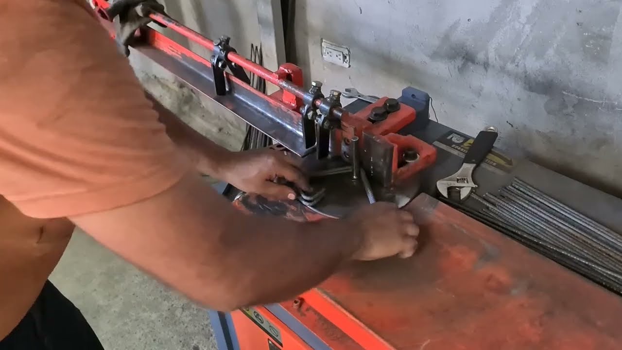 Maquina dobladora de varilla en acción | Dobleces Precisos para Flejes