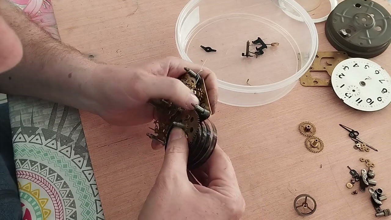 Restauration réveil mécanique ancien JAZ - Abonnez vous et a likez pour voir les prochaines vidéos..