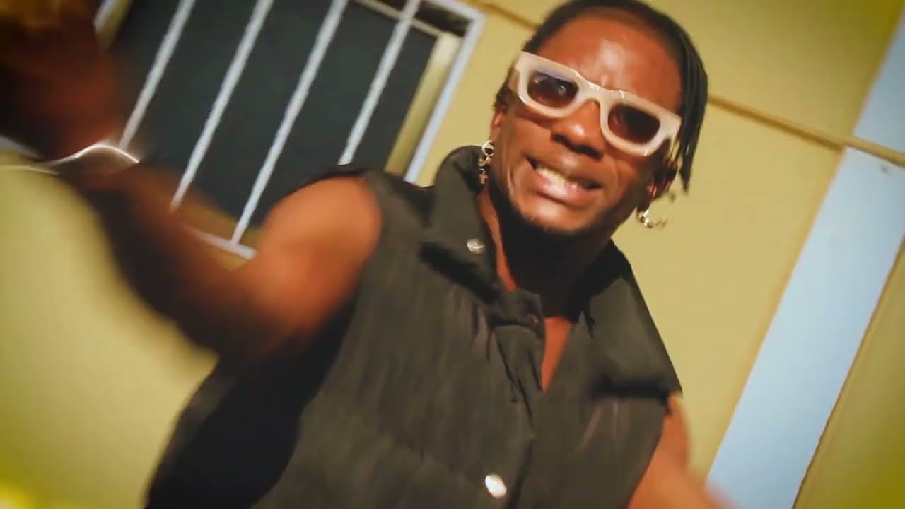 Ezowana Godeny  - Assim Complicou ( Official Music Video)