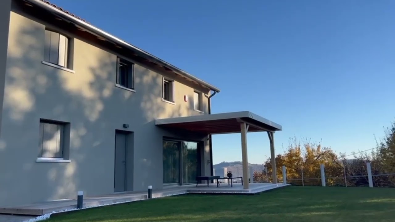 Video Casa in Legno ben inserita nell'ambiente collinare
