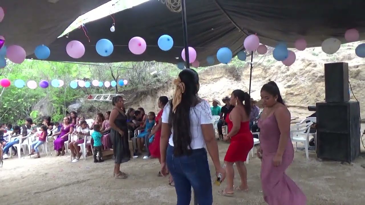 Rumbo a la fiesta de los Bautizados, en el Tecorral, Mpio., de Tecoanapa, Gro. México.