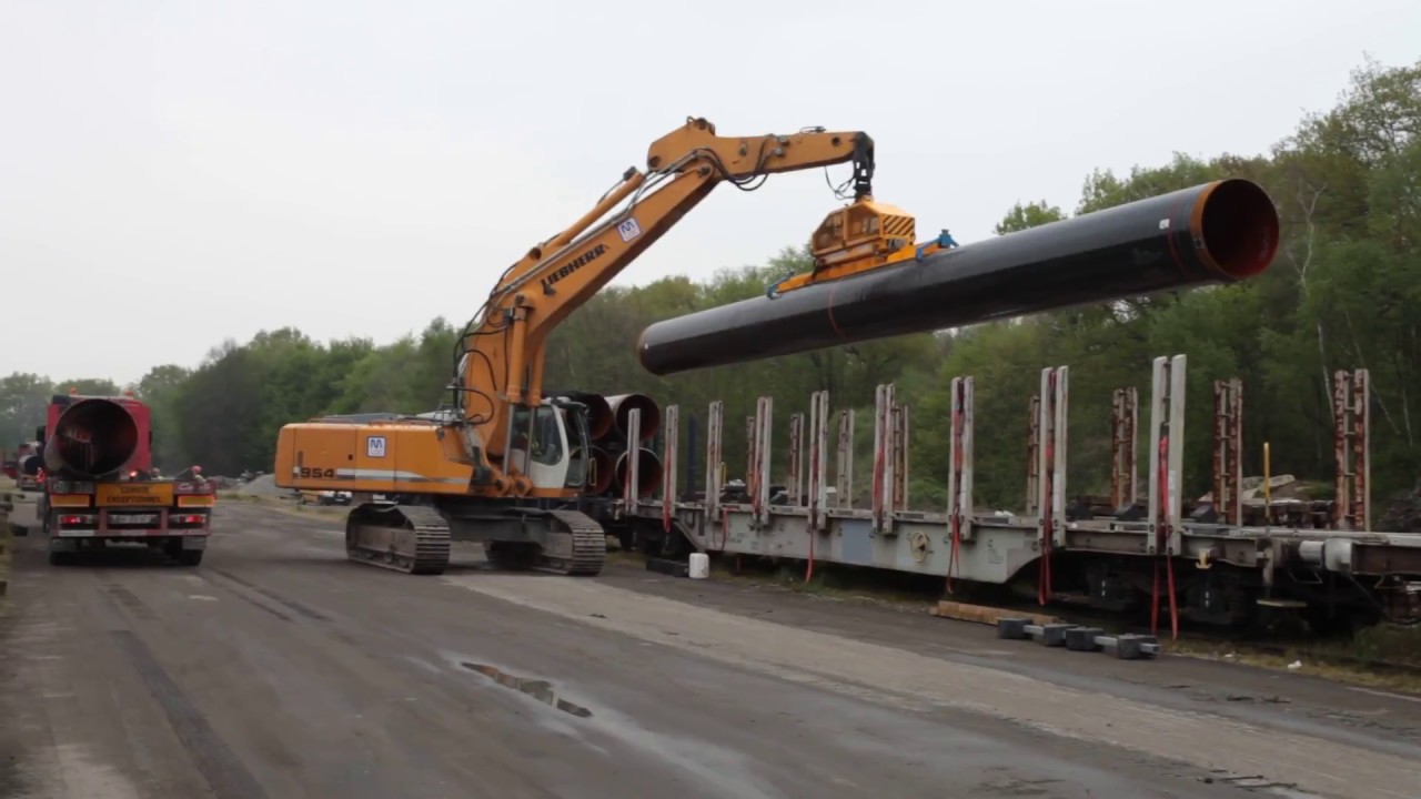 Dechargement de tubes du gazoduc de l'arc de Dierrey à Gretz