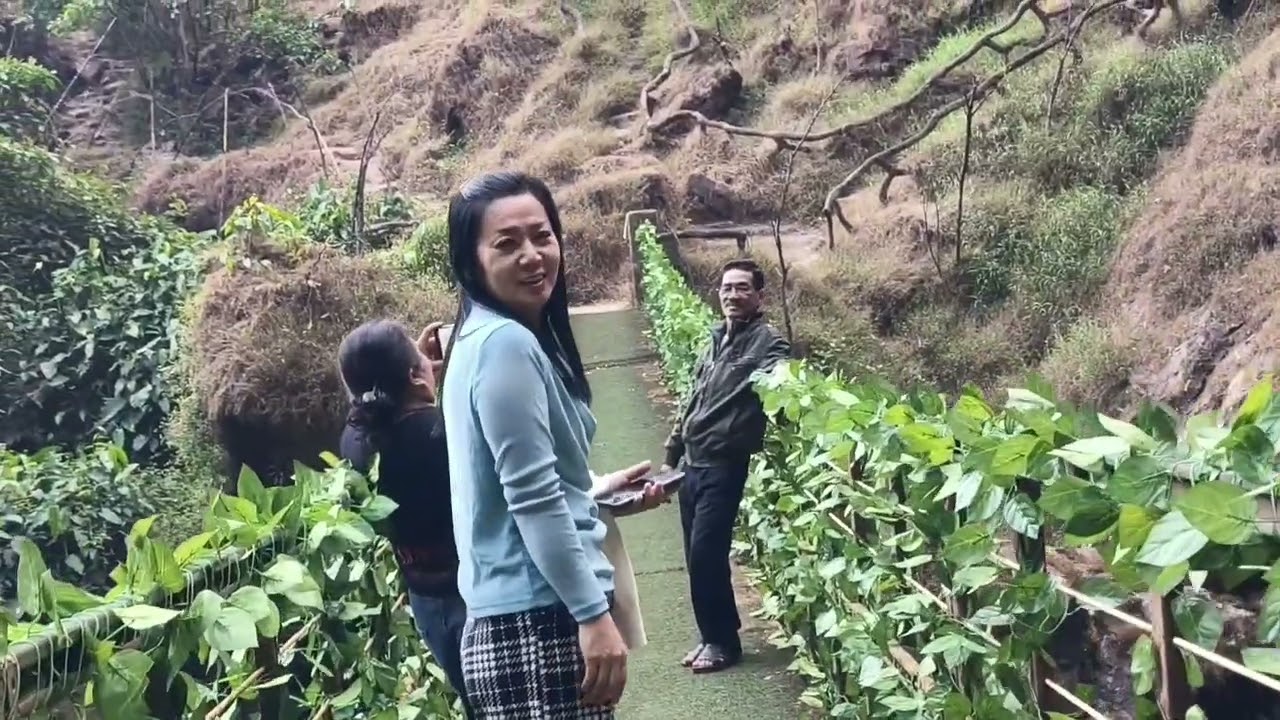 2 bên bố mẹ cùng nhau đi ngắm thác- VỢ CHỒNG THÚY KIỀU 