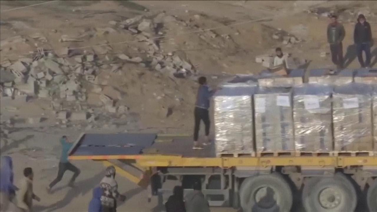 Gaza, ragazzi lanciano pietre e tentano di saccheggiare i camion degli aiuti umanitari