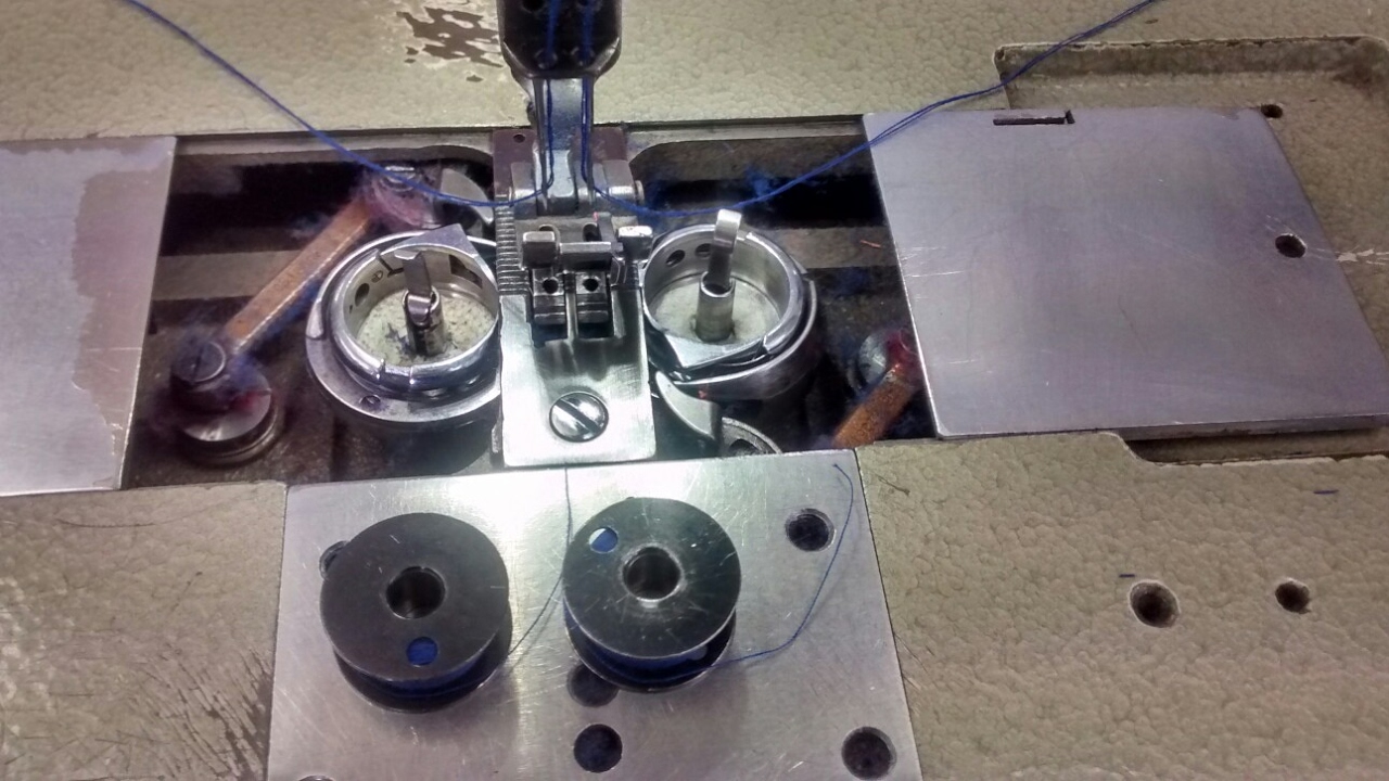 Como ajustar la puntada de una máquina de Dos Agujas