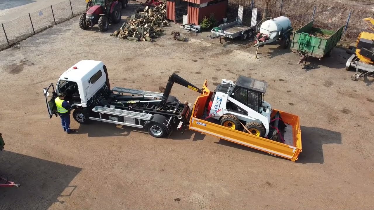 Fuso Canter w usługach komunalnych. Fuso Canter hakowiec z kontenerem.