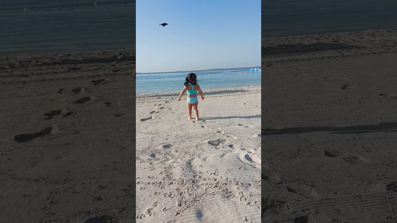 most beautiful footprints in the sand/flying black birds#shortsvideo #baby 👣