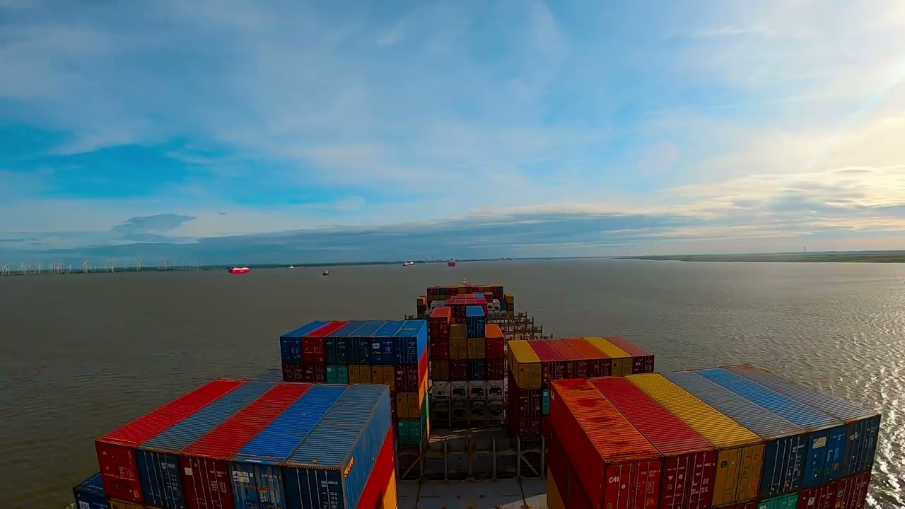 Elbe Pilot station to Hamburg port maneuvering