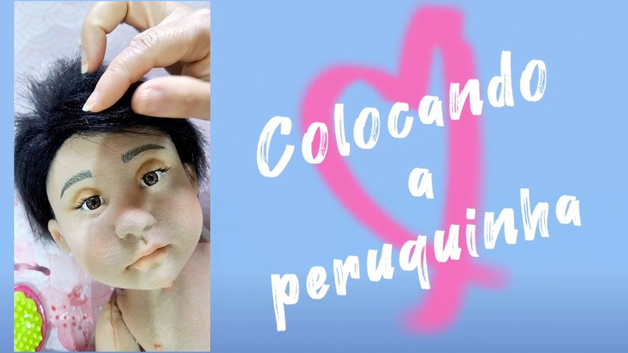 Colocando a peruquinha no bonequinho Luíz