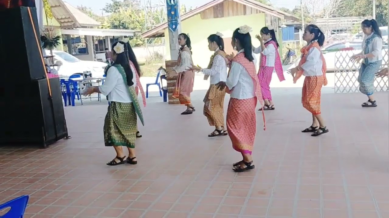 มาชมนางฟ้ามาร่ายรำที่งานสรงน้ำวัดบ้านกิ่ว
