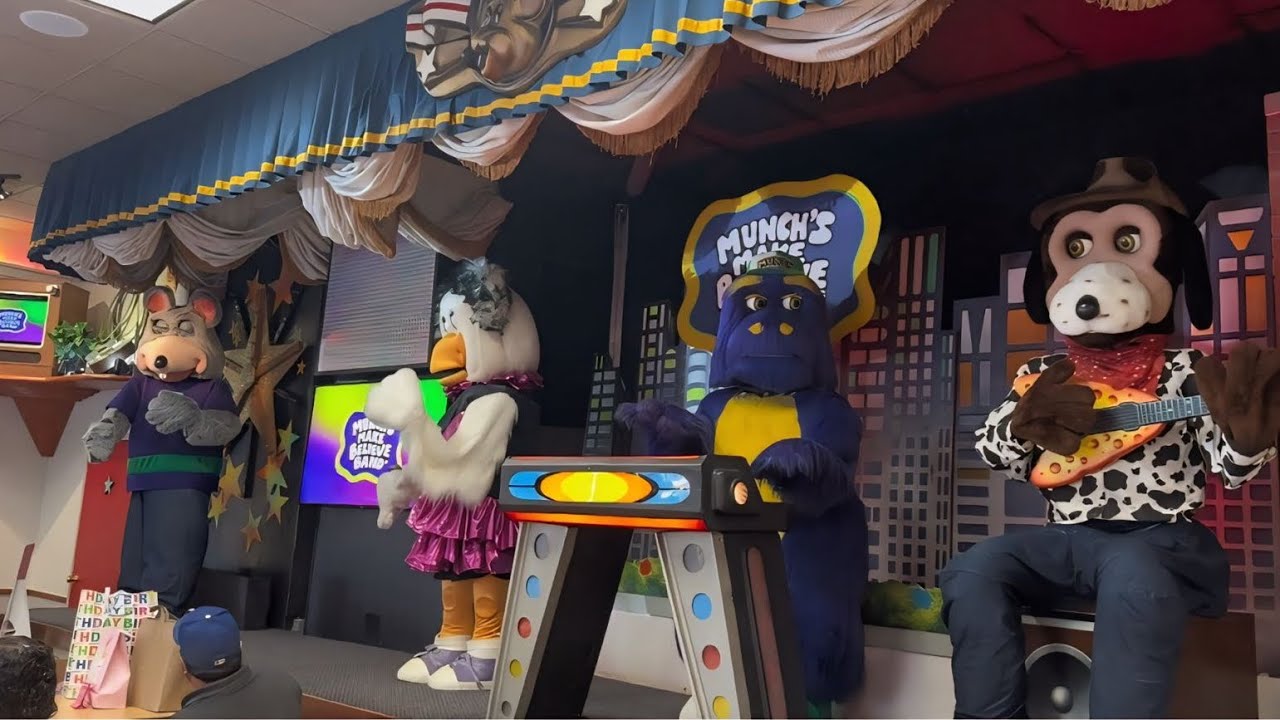 Один из немногих ресторанов Chuck E. Cheese с оригинальными аниматронными персонажами в 2026 году...