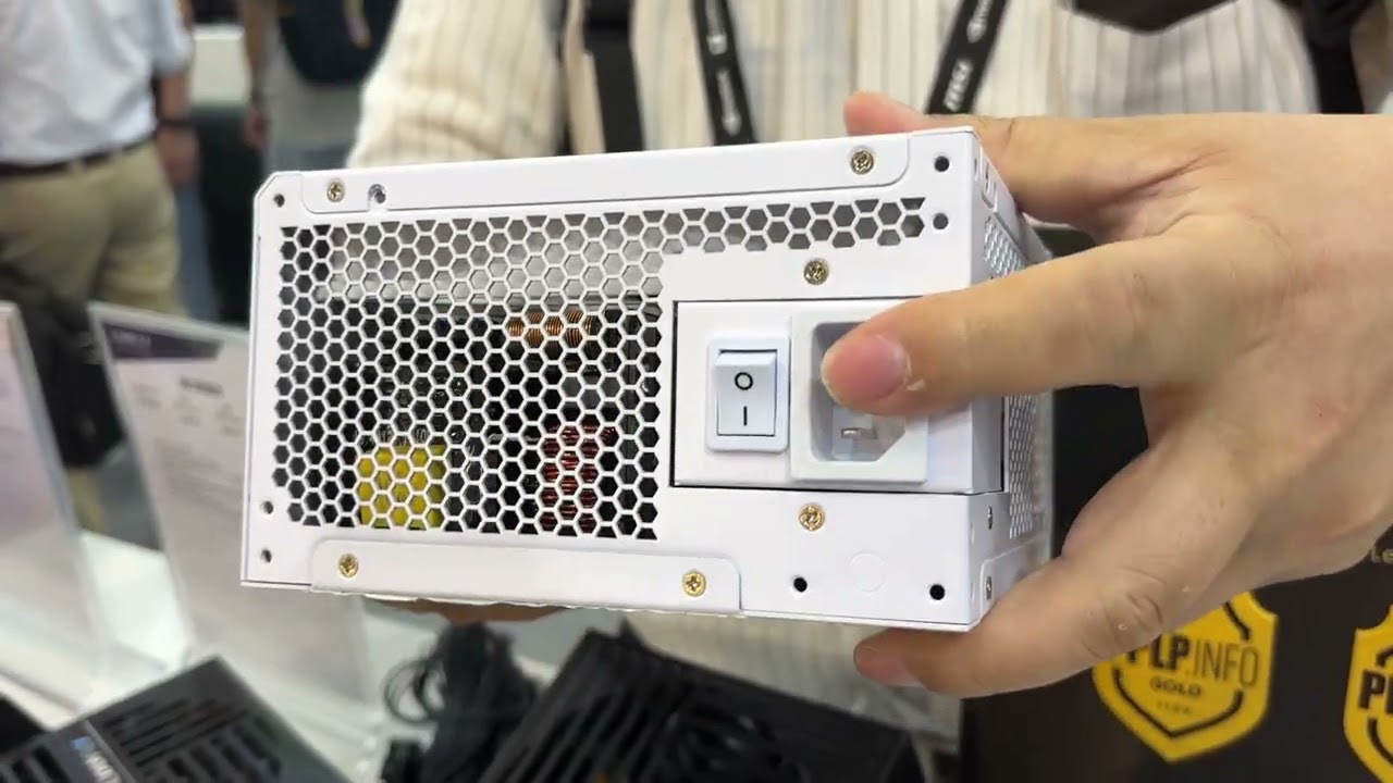 スイング式プラグを採用するLian Liのシフト配置電源「RS」