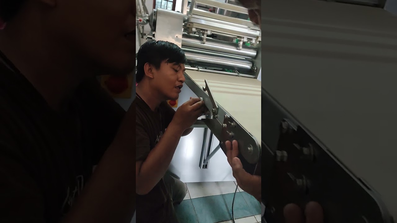 Tutorial cara pasang karpet conveyor belt mesin standing dough sheeter SM-520 merk Sinmag Taiwan