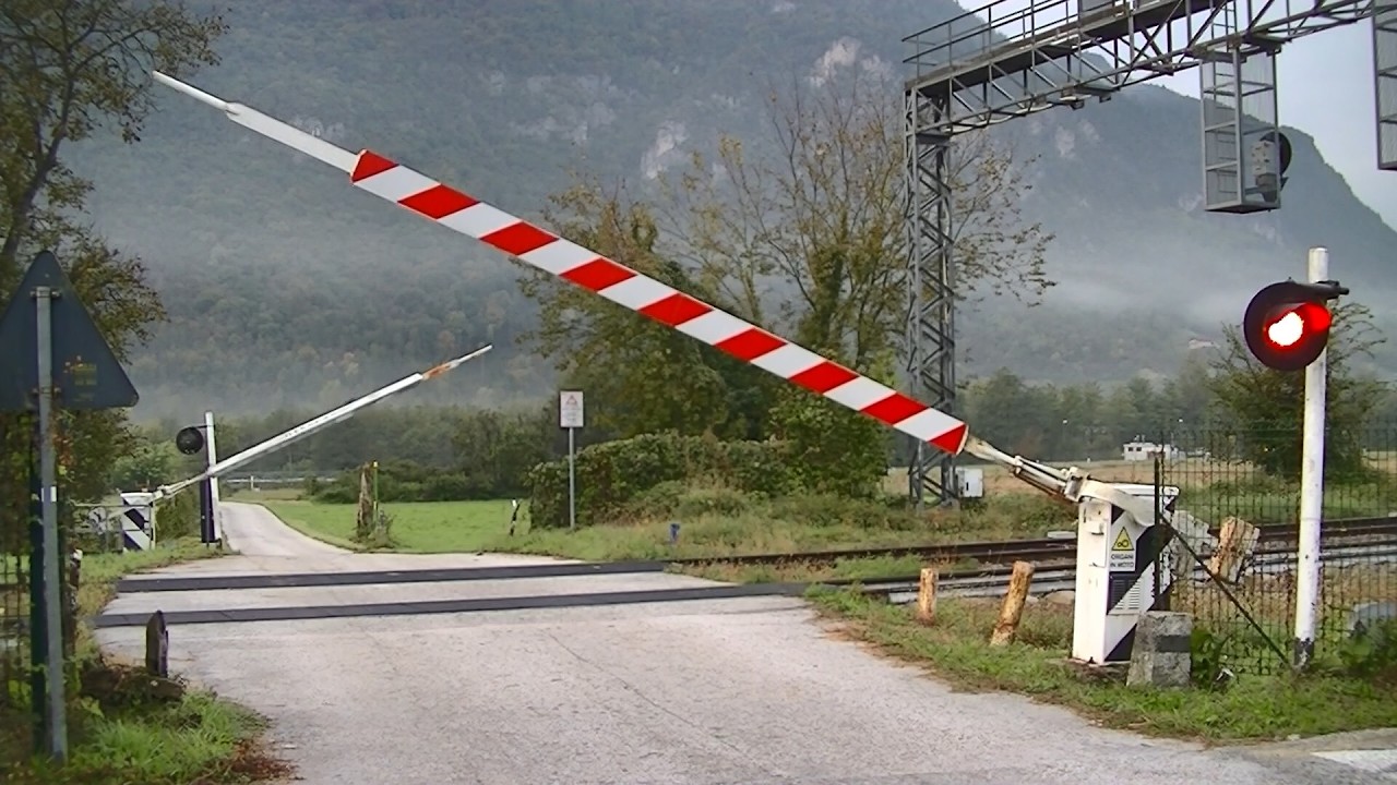 Spoorwegovergang Strigno (I) // Railroad crossing // Passaggio a livello