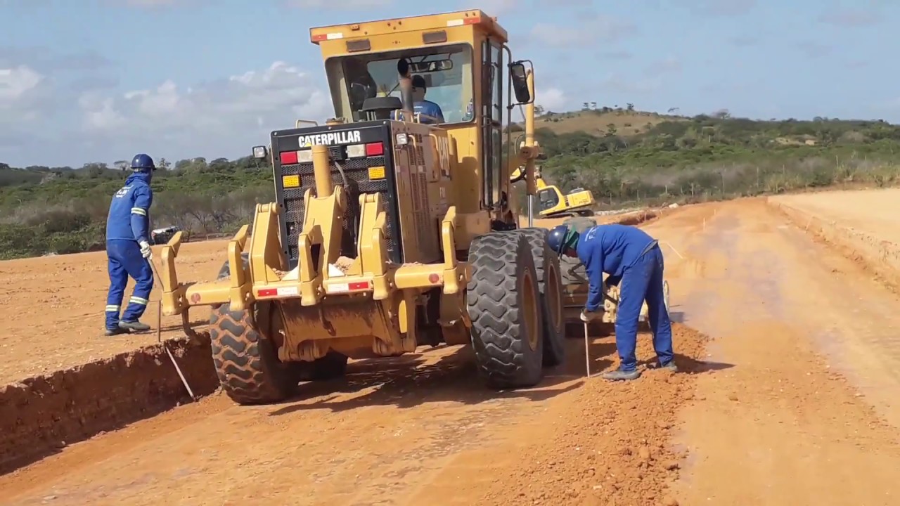 Motoniveladora 140k op arnaldo cortando dois piquetes ao mesmo tempo serviço no grader(na cota)