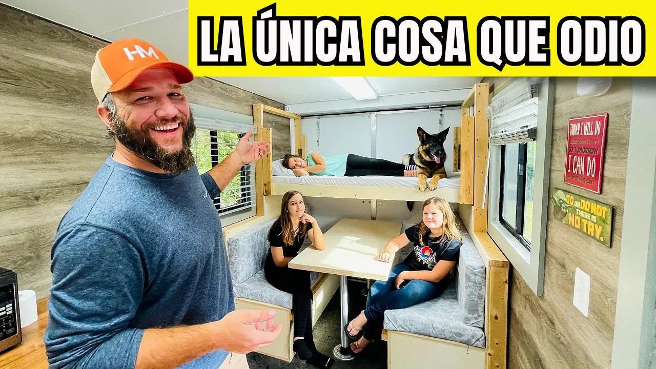 Familia convierte remolque de carga 7x12 en casa rodante.