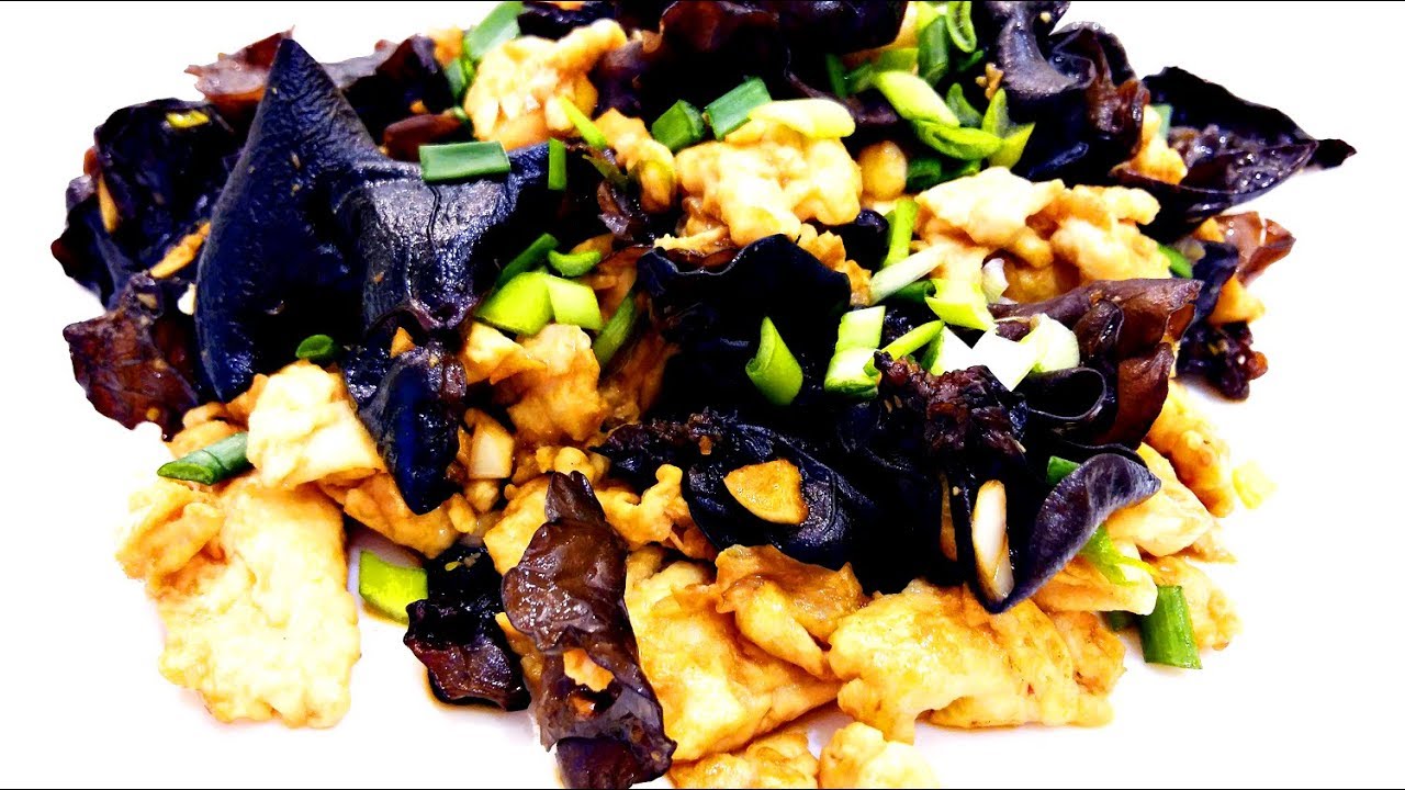 Китайская кухня.  Жареные яйца с древесными грибами 木耳炒鸡蛋 mù ěr chǎo jī dàn  mp4