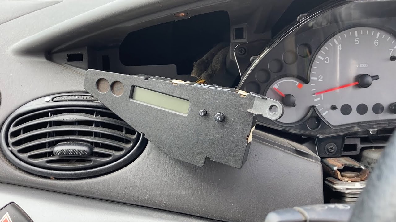 Ford Focus Finesse gets a Trip Computer Fitted. Part 1.