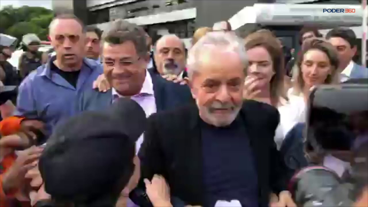Ex-presidente Lula deixa prisão em Curitiba