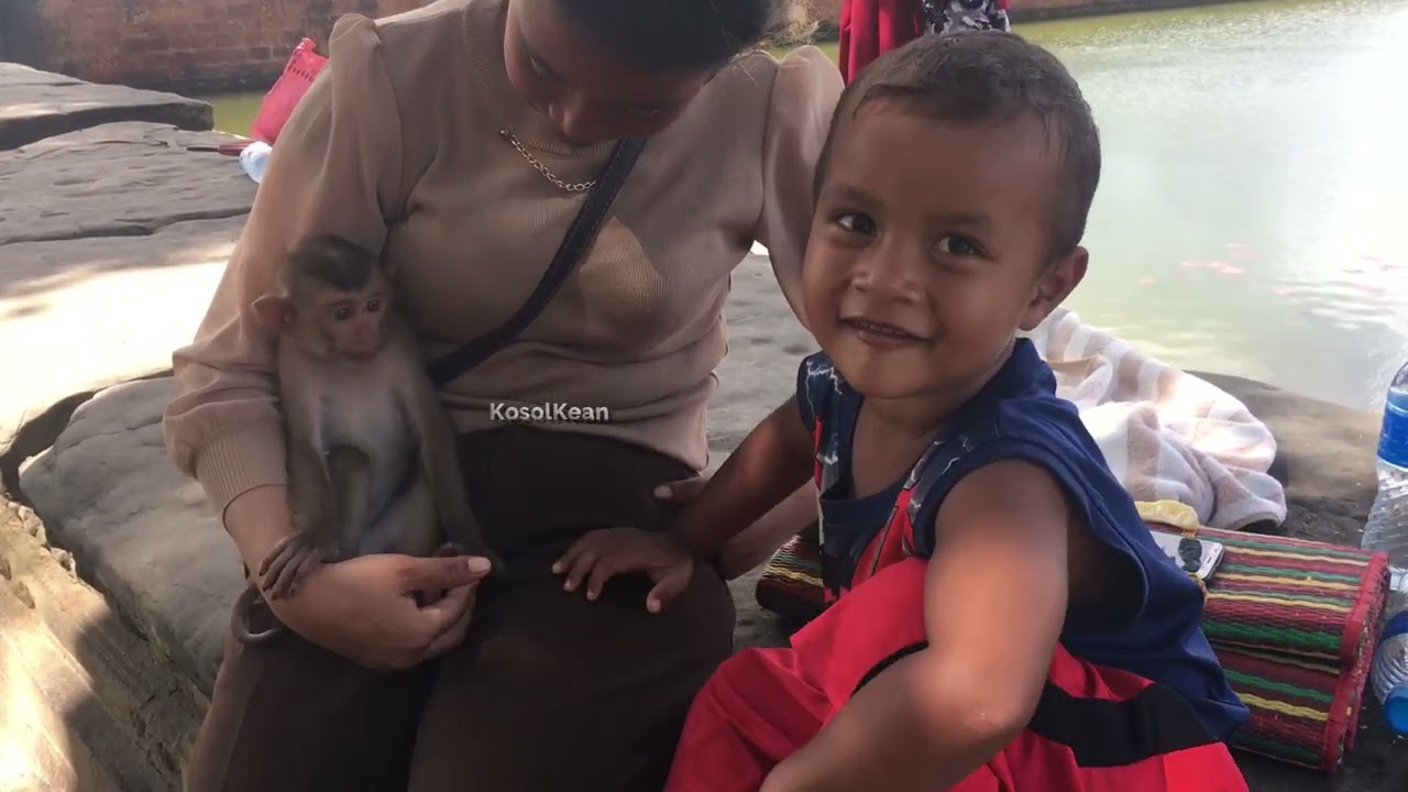 This morning I went to visited Angkor wat I saw two babies are happy with tourist so nice people 💖❤💕