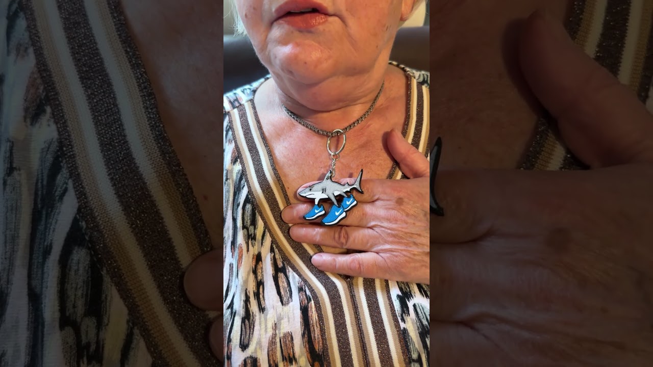Babcia pokazuje tajemniczy Brelok z Tralarelo Tralala 🦈👟
