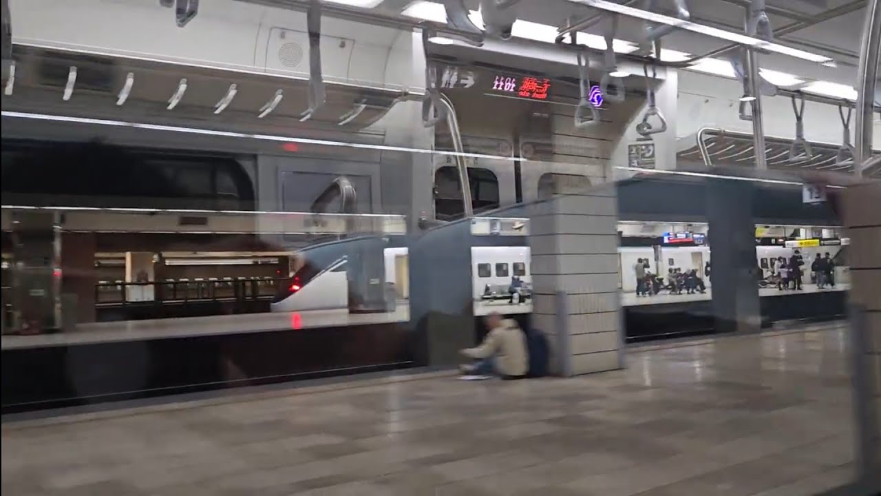 117次基隆發車開往潮州的EMU3000型十二輛編組EMU3028皮蛋豆腐騰雲號綠色帶新城際自強號列車，和1157次基隆發車經由山線開往苗栗的銀綠色微笑號EMU900型十輛一編組EMU910區間車