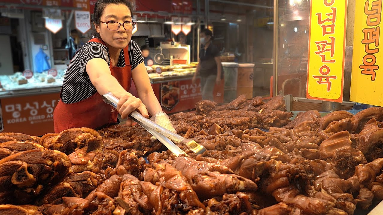 무조건 돼지꼬리 서비스! 시장 족발 맛집, 편육 만드는 과정, 돼지머리 해체┃Korean pig feet, Korean street food