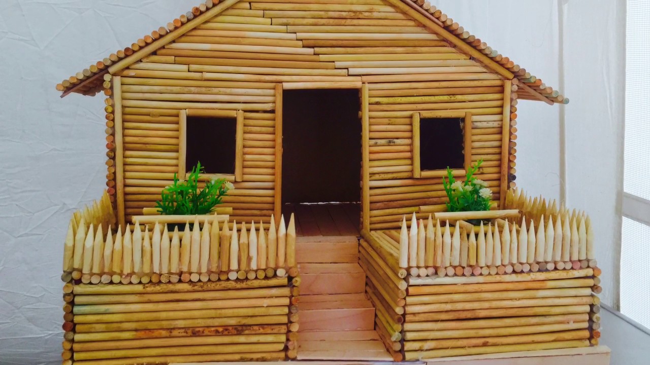 a small house  . i used craft to build this hous  البيت الصغير . انا استخدمت عودان .خانوي بچوك